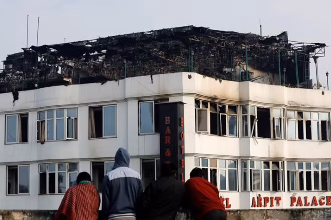 Khách sạn Arpit Palace tan hoang sau vụ hỏa hoạn hôm 12-2. (Ảnh: Reuters)