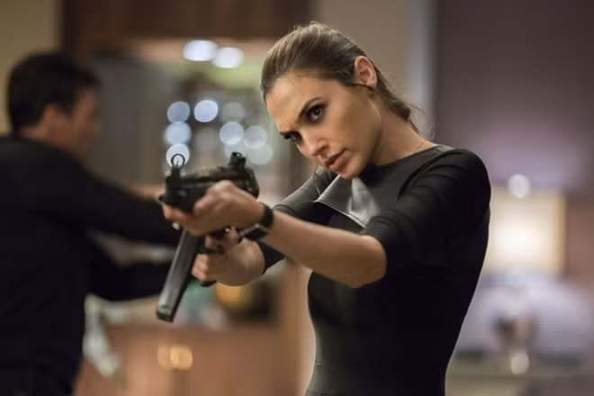 Gal Gadot trong Keeping up with the Joneses (2016).