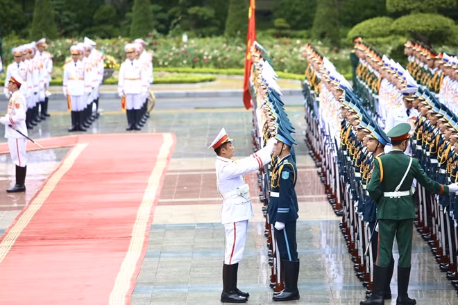 Nhận lời mời của Thủ tướng Nguyễn Xuân Phúc và Phu nhân, Thủ tướng Nhật Bản Suga Yoshihide và Phu nhân thăm chính thức Việt Nam từ ngày 18 đến ngày 20/10. Chuyến thăm diễn ra trong bối cảnh quan hệ Đối tác chiến lược sâu rộng Việt Nam-Nhật Bản đang tiếp tục phát triển tốt đẹp. Nhật Bản tiếp tục là đối tác kinh tế quan trọng hàng đầu của Việt Nam, là nước cung cấp viện trợ phát triển chính thức (ODA) lớn nhất, nhà đầu tư thứ hai và đối tác thương mại thứ tư ở Việt Nam.