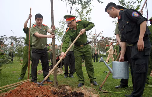 Cán bộ chiến sĩ Công an tỉnh Nghệ An trồng cây tại Khu di tích Kim Liên.