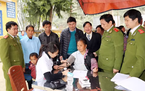 Y tế CAND thường xuyên quan tâm đến công tác khám, chữa bệnh cho nhân dân vùng sâu, vùng xa. Ảnh: Anh Hiếu. Y tế CAND thường xuyên quan tâm đến công tác khám, chữa bệnh cho nhân dân vùng sâu, vùng xa. Ảnh: Anh Hiếu.