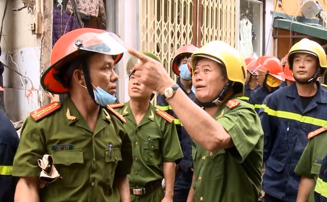 Lãnh đạo Cảnh sát PCCC TP Hà Nội có mặt tại hiện trường chỉ đạo công tác cứu hộ.