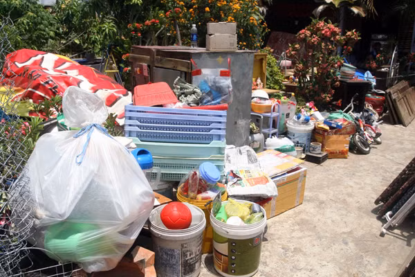 4 căn nhà bị chuồi xuống sông Mương Chuối.