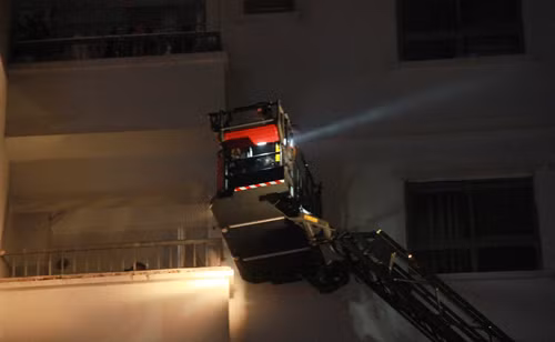 Do bị cắt điện nên việc giải cứu gặp nhiều khó khăn.