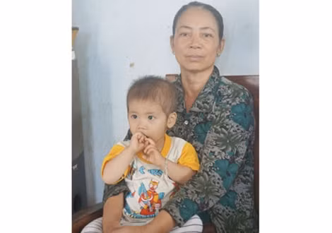 Niềm vui lớn nhất của vợ lão bây giờ là đứa cháu ngoại.