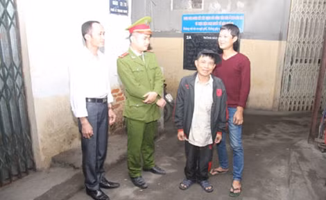 Cảnh sát khu vực động viên, thăm hỏi những cư dân "xóm chạy thận".