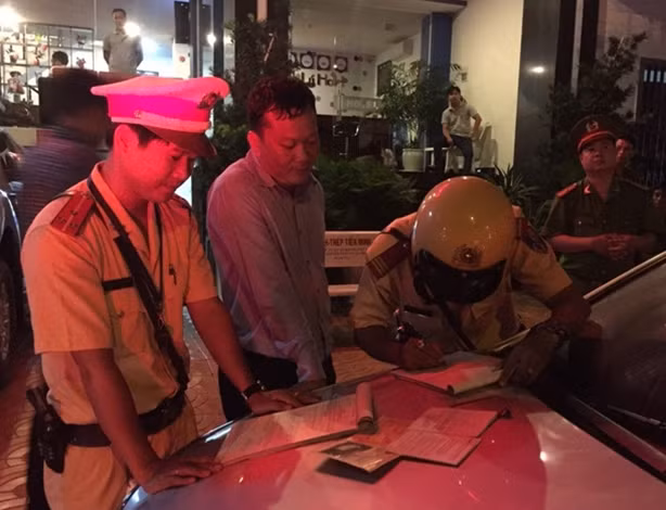 Tổ tuần tra lập biên bản vi phạm đối với người điều khiển phương tiện.