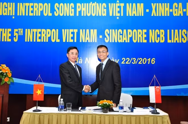 Thiếu tướng Trần Văn Tất, Cục trưởng Cục Đối ngoại, Trưởng đoàn đại biểu Việt Nam cùng ngài Chua Chee Wai, Cục trưởng Cục Hợp tác quốc tế, Trưởng đoàn đại biểu Singapore tại Hội nghị. Ảnh Việt Hưng.