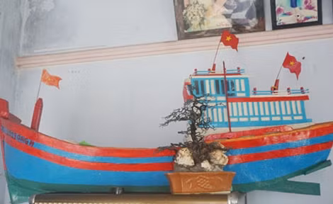Một trong hai mô hình tàu do con trai lão làm.