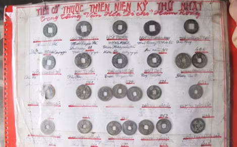 Những đồng tiền cổ quý hiếm được ông Hồng "nhặt" từ khu vực bãi sông gần nhà.
