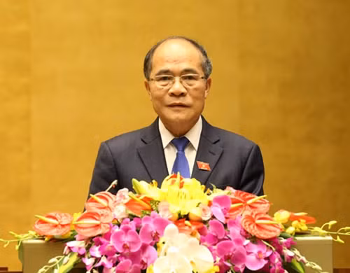 Chủ tịch Quốc hội Nguyễn Sinh Hùng trình bày dự thảo Báo cáo công tác nhiệm kỳ của Quốc hội khoá XIII, sáng 22-3.