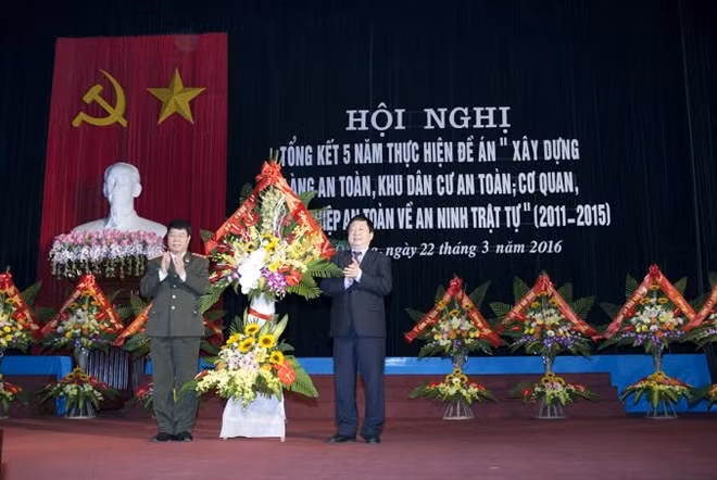Thượng tướng Bùi Văn Nam, Ủy viên TW Đảng tặng lẵng hoa chúc mừng hội nghị.
