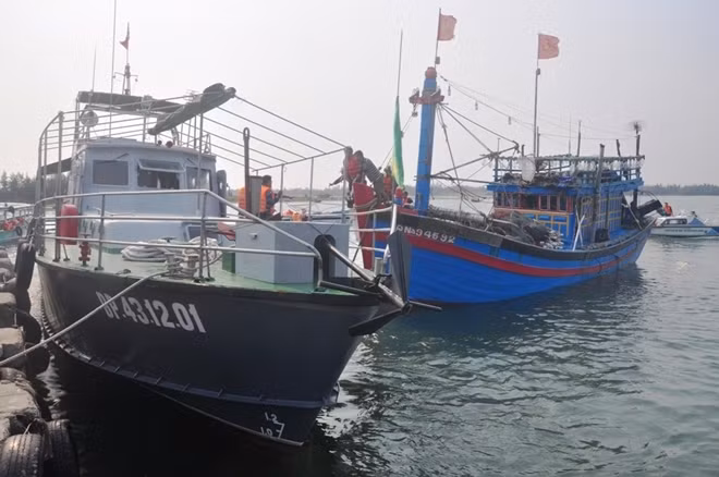 Tàu BP 43.12.01 đưa tàu cá QNa 94592 vào bờ an toàn.