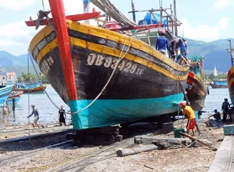 Nhiều tàu thuyền của ngư dân bị sóng, cát đánh hư hỏng ngay nơi cửa biển sông Roòn buộc phải đưa đi sửa chữa.