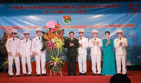 Thừa ủy quyền của Bộ trưởng Bộ Công an, Thiếu tướng Lê Hà Dũng, Phó tổng cục trưởng TCAN tặng lẵng hoa chúc mừng Đại tướng Trần Đại Quang, Ủy viên Bộ Chính trị, Bộ trưởng Bộ Công an.
