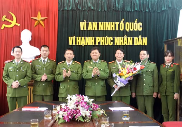 Đại tá Nguyễn Văn Coỏng, Phó Giám đốc, Thủ trưởng cơ quan CSĐT Công an Hải Phòng đã đến khen thưởng tập thể CBCS Công an huyện.
