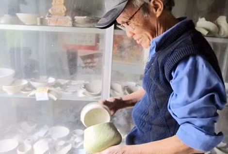 Để cho đời sau hiểu rõ hơn, ông Hồng tự tay phục chế nhiều loại gốm cổ.