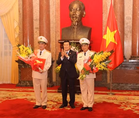 Chủ tịch nước Trương Tấn Sang trao Quyết định phong và thăng cấp bậc hàm Thượng tướng, tặng hoa chúc mừng Thứ trưởng Nguyễn Văn Thành và Thứ trưởng Phạm Dũng.Ảnh Việt Hưng.