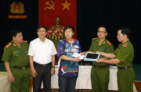 Công an quận Hải Châu trao lại tài sản cho ông Lijing Ming.