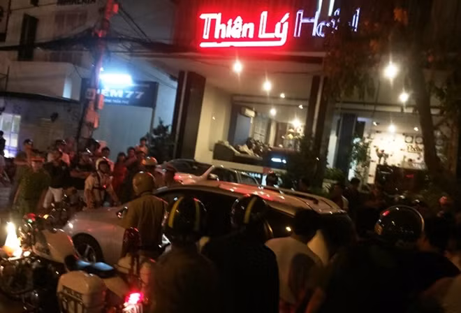 Người đàn ông đậu xe trước khách sạn rồi bước vào bên trong cố thủ.