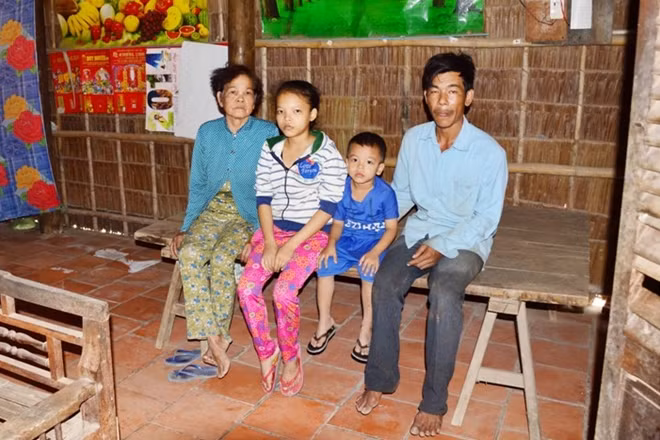 Cháu Tuyết cùng bà ngoại, cha và em trai trong căn nhà lá tuềnh toàng của gia đình