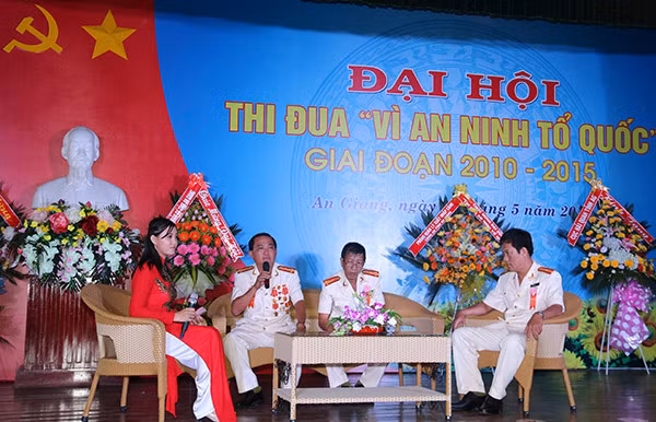 Đại tá Bùi Bé Năm (thứ 2 từ trái qua) giao lưu với các đại biểu tham dự Đại hội thi đua Vì an ninh tổ quốc.
