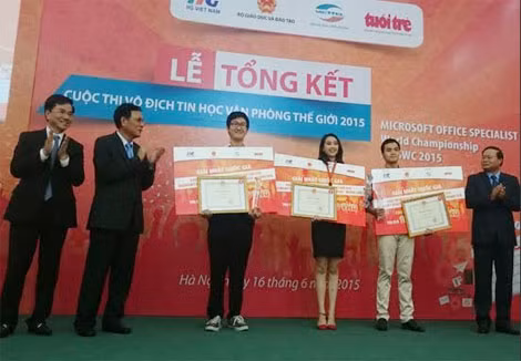 Bộ trưởng Bộ GD&ĐT Phạm Vũ Luận trao giải Nhất cho 3 thí sinh xuất sắc.
