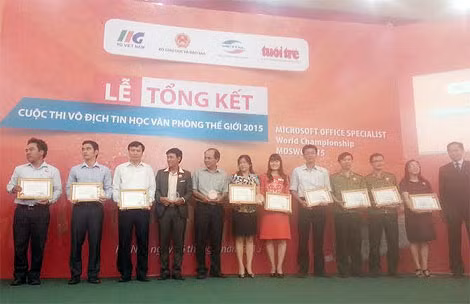 Ban tổ chức trao giải cho đại diện 12 trường đạt thành tích xuất sắc.