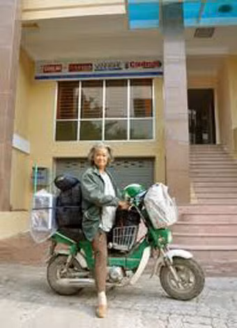 Chiếc xe Chaly rong ruổi trên hành trình dọc chiều dài đất nước.