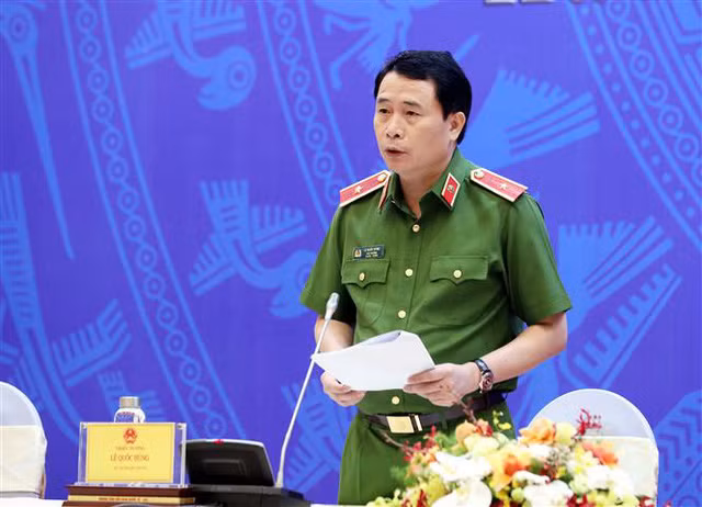 Thứ trưởng Bộ Công an Lê Quốc Hùng trả lời câu hỏi của các phóng viên Thứ trưởng Bộ Công an Lê Quốc Hùng trả lời câu hỏi của các phóng viên