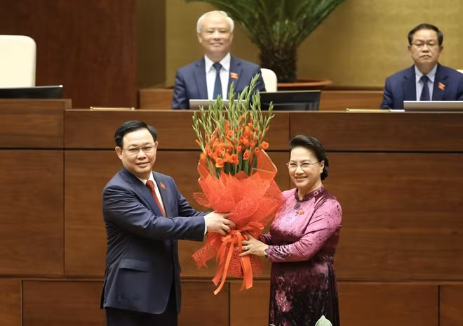 Nguyên Chủ tịch Quốc hội Nguyễn Thị Kim Ngân tặng hoa chúc mừng Chủ tịch Quốc hội Vương Đình Huệ