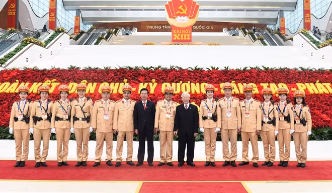 Các cán bộ CSGT vinh dự được chụp ảnh lưu niệm với đồng chí Tổng Bí thư Chủ tịch nước Nguyễn Phú Trọng