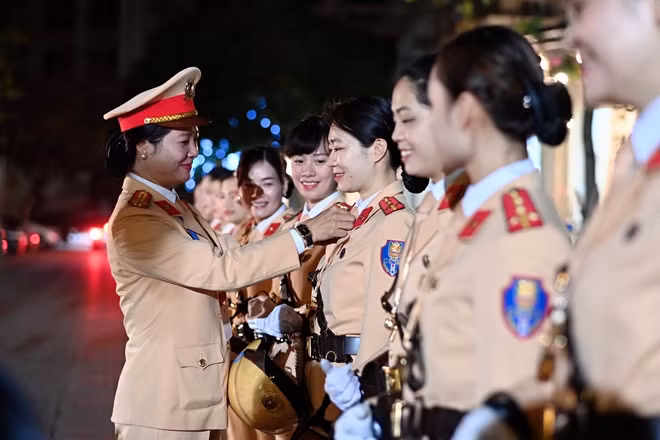 Các nữ CSGT trong Đội dẫn đoàn, phục vụ các đại biểu đi lại an toàn