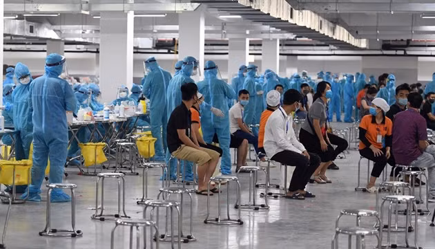 Cán bộ y tế lấy mẫu xét nghiệm cho công nhân Cán bộ y tế lấy mẫu xét nghiệm cho công nhân