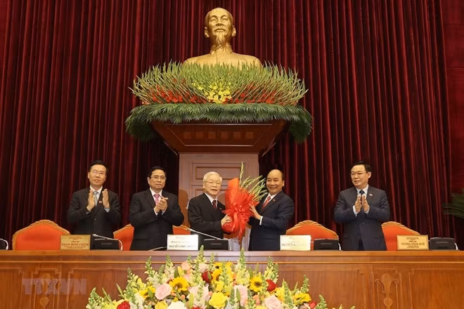 Thủ tướng Nguyễn Xuân Phúc tặng hoa chúc mừng Tổng Bí thư, Chủ tịch nước Nguyễn Phú Trọng.