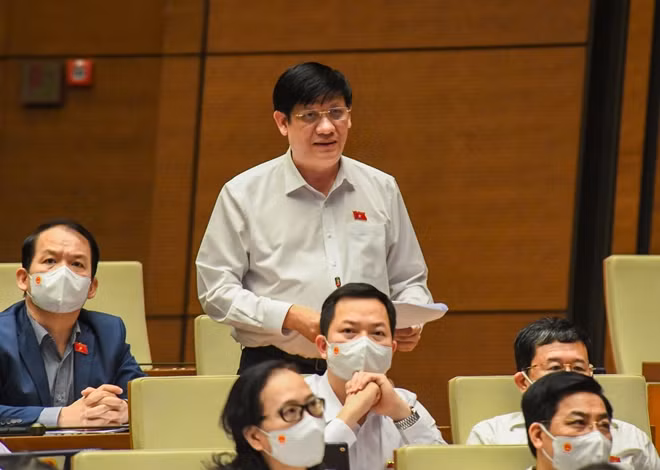 Bộ trưởng Bộ Y tế Nguyễn Thanh Long giải trình về các vấn đề đại biểu quan tâm.