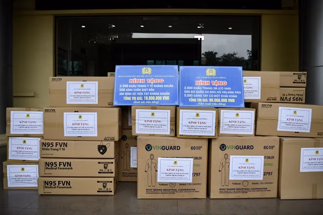 Vật tư y tế do CBCS Cục CSGT tặng các y, bác sỹ