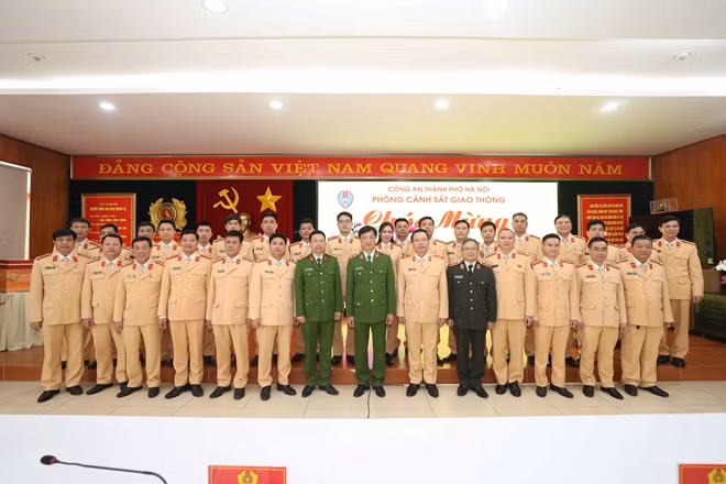 Thứ trưởng Nguyễn Duy Ngọc với CBCS Phòng CSGT Công an TP Hà Nội