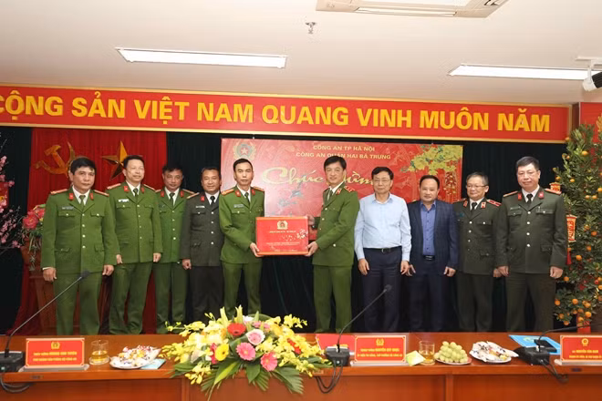 Thứ trưởng Nguyễn Duy Ngọc tặng quà Công an quận Hai Bà Trưng, Hà Nội