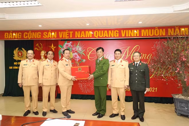 Thứ trưởng Nguyễn Duy Ngọc tặng quà CBCS Cục CSGT