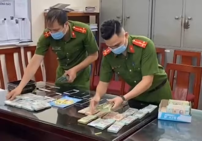 Cơ quan Công an kiểm tra tang vật vụ án