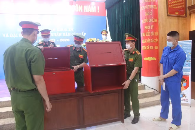 Cán bộ Trại tạm giam số 1 chuẩn bị hòm phiếu cho phạm nhân