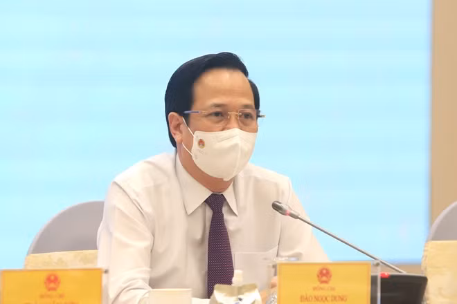 Bộ trưởng Bộ Lao động - Thương binh và Xã hội Đào Ngọc Dung trả lời câu hỏi tại buổi họp báo