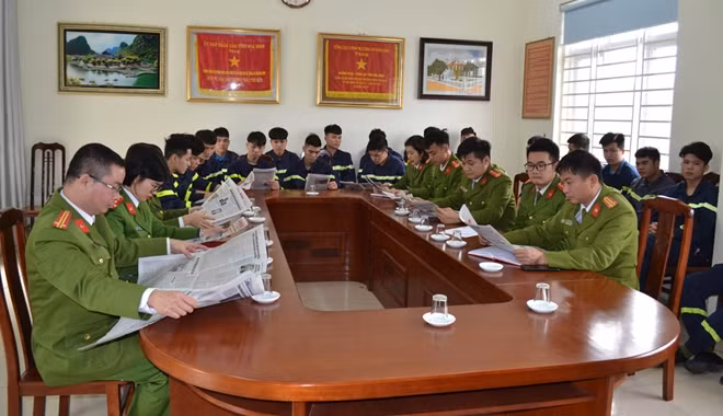 Các cán bộ Công an sinh hoạt chính trị, đọc báo CAND