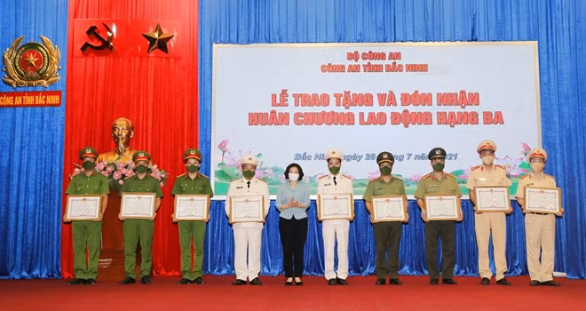 Thừa uỷ quyền của Thủ tướng Chính phủ, Chủ tịch UBND tỉnh Bắc Ninh Nguyễn Hương Giang trao Bằng khen cho các cá nhân có thành tích xuất sắc.