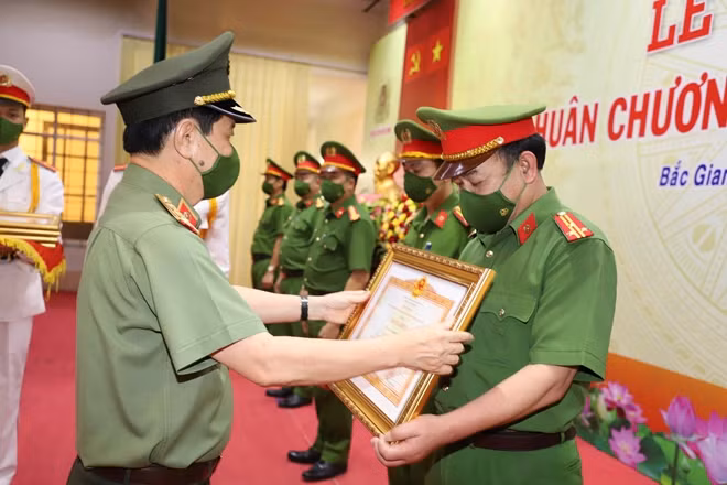 Thừa ủy quyền của Thủ tướng Chính phủ, Thứ trưởng Nguyễn Văn Sơn trao Bằng khen của Chính phủ cho các tập thể thuộc Công an Bắc Giang.
