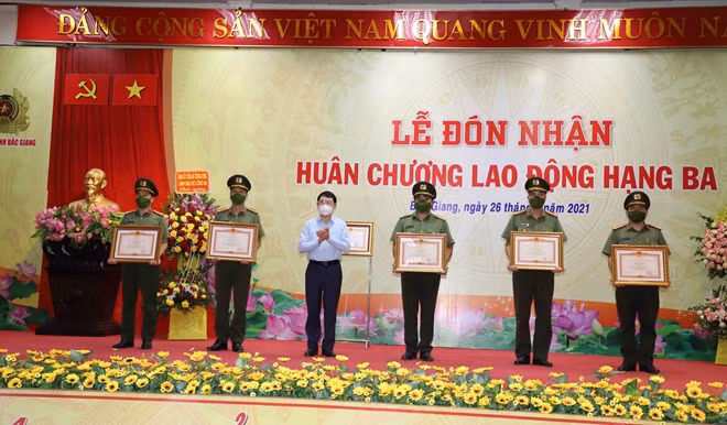 Thừa uỷ quyền của Thủ tướng Chính phủ, Chủ tịch UBND tỉnh Bắc Giang Lê Ánh Dương trao Bằng khen của Chính phủ cho các cá nhân thuộc Công an Bắc Giang.
