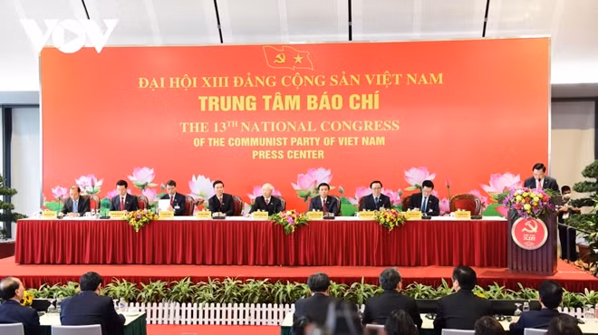 Tổng Bí thư, Chủ tịch nước và các đồng chí lãnh đạo tại buổi họp báo