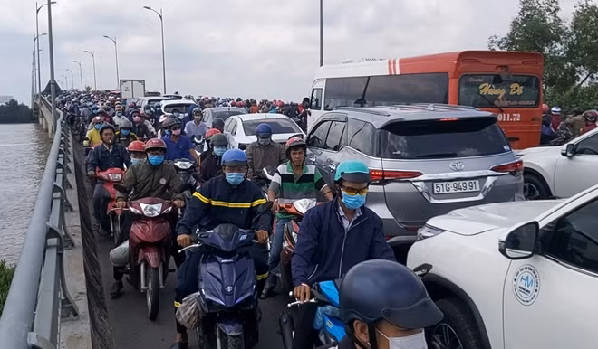 Ùn tắc trên cửa ngõ từ TP Hồ Chí Minh đi Bình Thuận