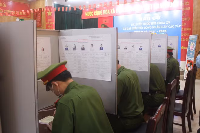 Cán bộ Trại tạm giam số 1 lựa chọn đại biểu xứng đáng